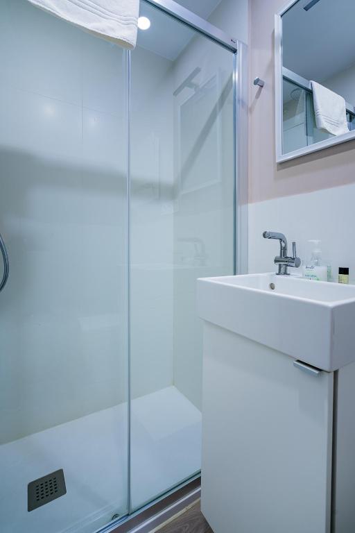 Exclusive quietness in the heart of Madrid with Public Parking, Breakfast, 2 bathrooms - 15