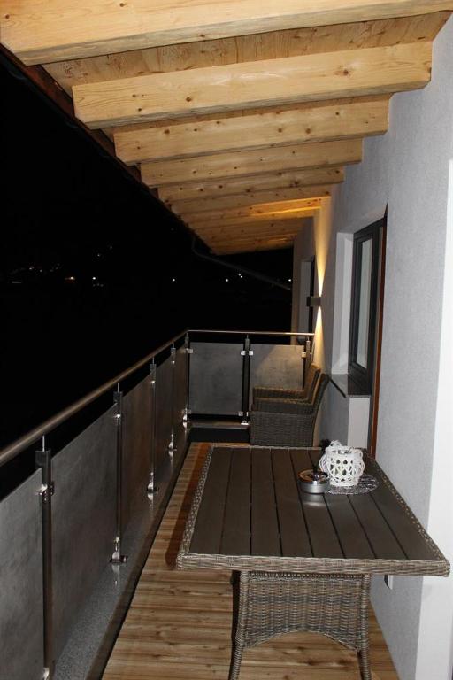 A balcony or terrace at Alpinjuwel in Hippach