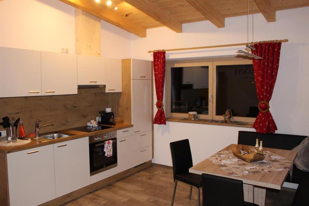 A kitchen or kitchenette at Alpinjuwel in Hippach