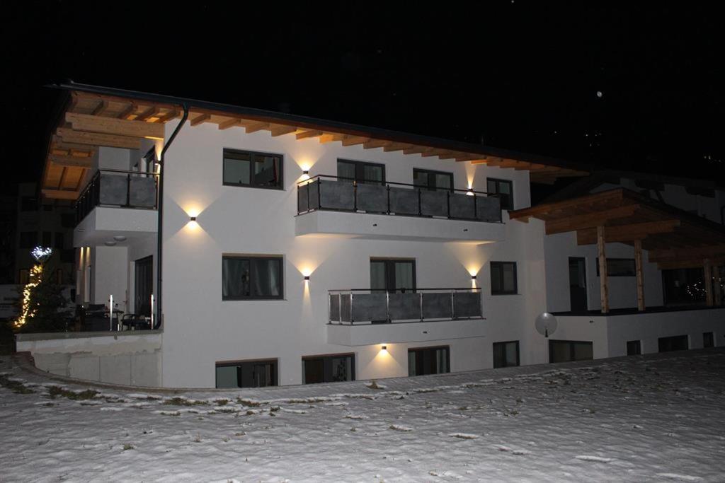 um edifício branco com luzes na lateral em Alpinjuwel in Hippach em Hippach