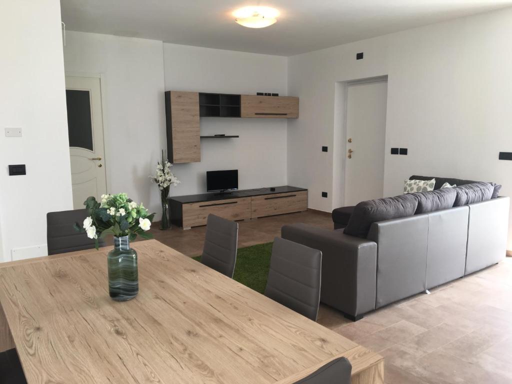 salon ze stołem i kanapą w obiekcie VILLA DEGLI ULIVI w mieście Chiavari