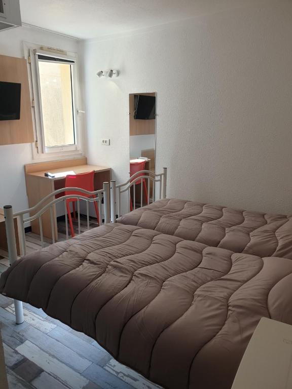 TV a/nebo společenská místnost v ubytování Welcomotel Limoges
