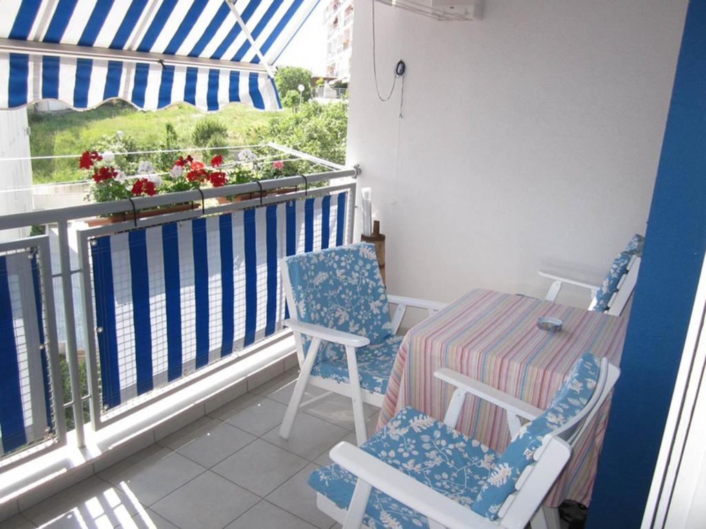 un balcón con 2 sillas y una mesa en el balcón en Apartment Marija, en Split