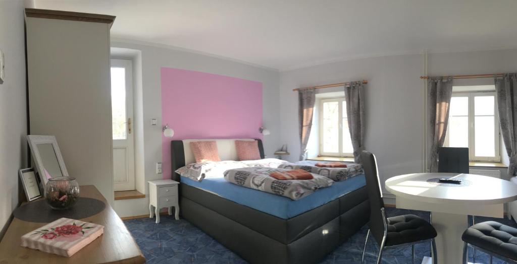 una camera con letto, tavolo e tavolo di Penzion Sv. Duch a Cesky Krumlov
