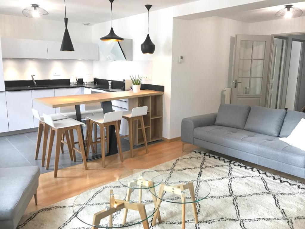 cocina y sala de estar con sofá y mesa en Appartement Gambetta, en San Juan de Luz