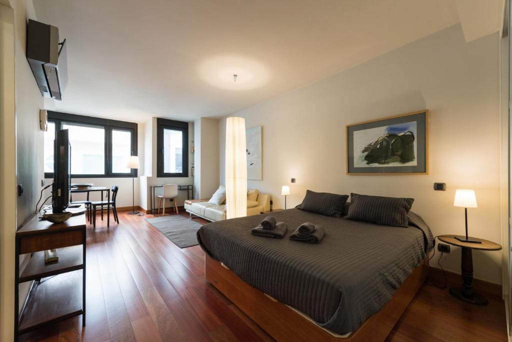 ラスパルマス・デ・グランカナリアにあるComfy on the beach By CanariasGetawayのベッドルーム1室(ベッド1台付)、リビングルームが備わります。