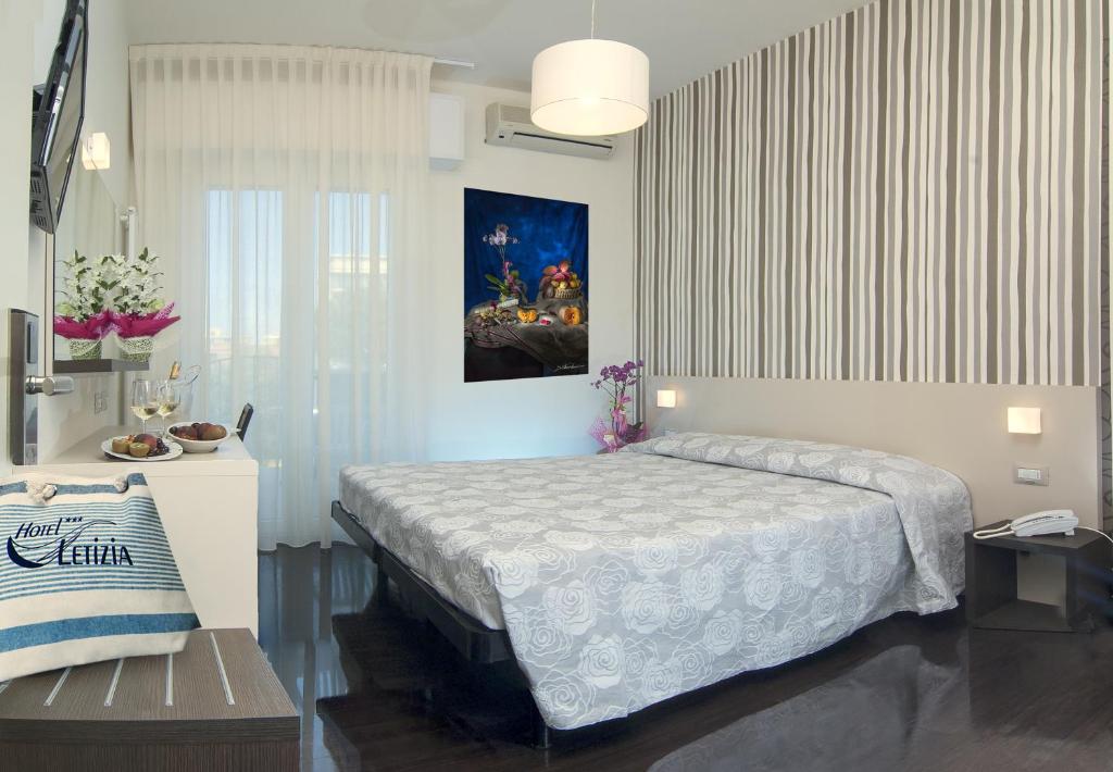 Postel nebo postele na pokoji v ubytování Hotel Letizia