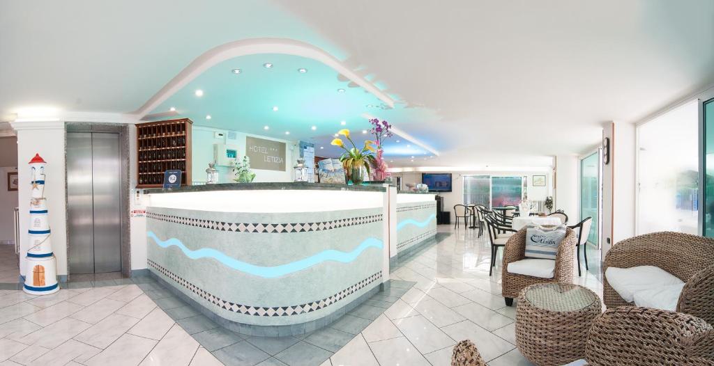 - une grande salle de bains pourvue d'une baignoire dans l'établissement Hotel Letizia, à Rimini
