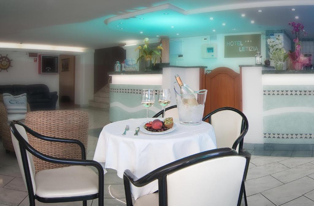 Kuchyň nebo kuchyňský kout v ubytování Hotel Letizia