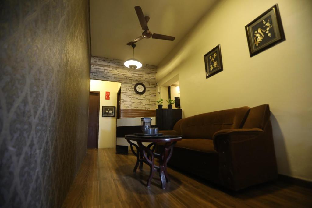 Posezení v ubytování Nestlay Rooms Ambattur