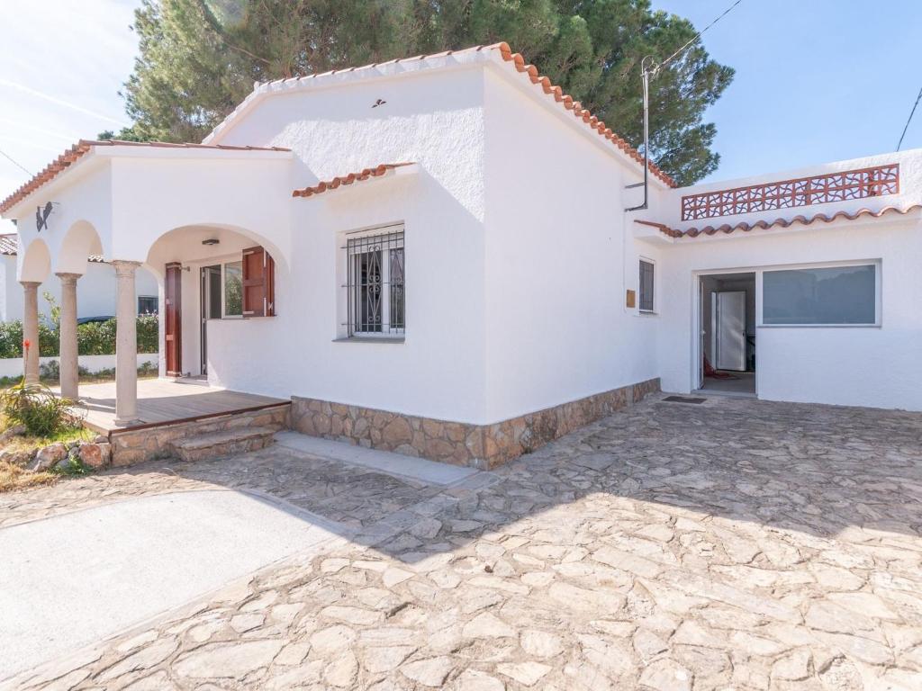 Casa blanca con entrada de piedra en Belvilla by OYO Los Pinos, en L'Escala