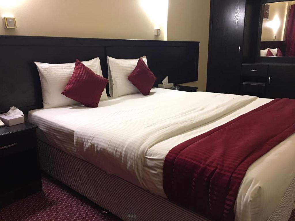 Postel nebo postele na pokoji v ubytování Simba Hotel