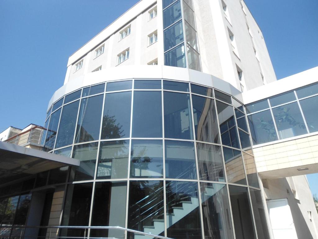 un edificio de oficinas con ventanas de cristal en Hotel Nord, en Ploieşti