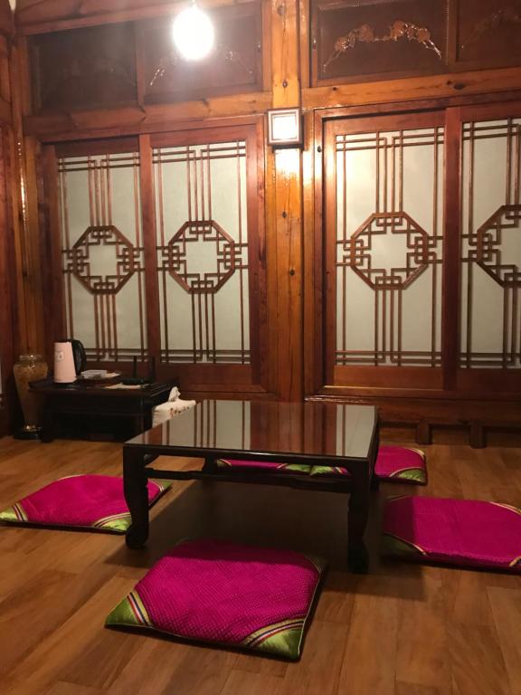 Ein Sitzbereich in der Unterkunft Hanok Guesthouse Suni