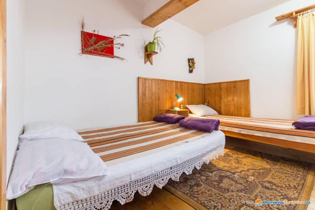 Postel nebo postele na pokoji v ubytování PENSIUNEA BORDÁS PANZIÓ