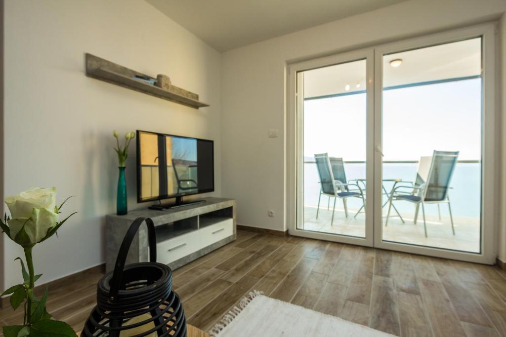 Televízia a/alebo spoločenská miestnosť v ubytovaní 2Bfree Apartments