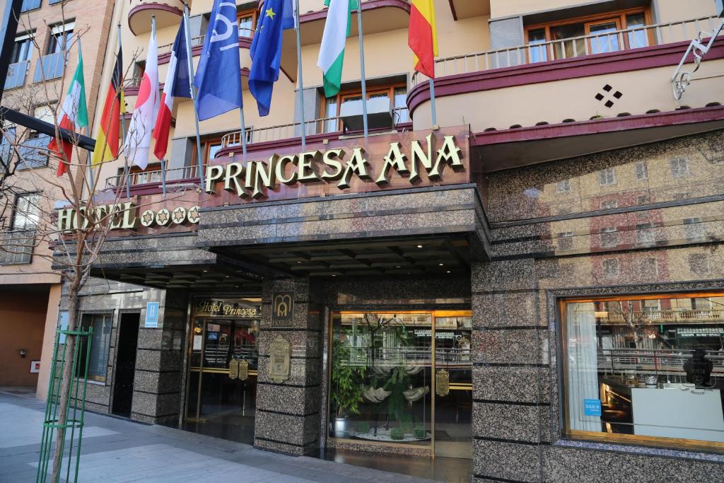 una entrada a una tienda con banderas delante en Princesa Ana, en Granada