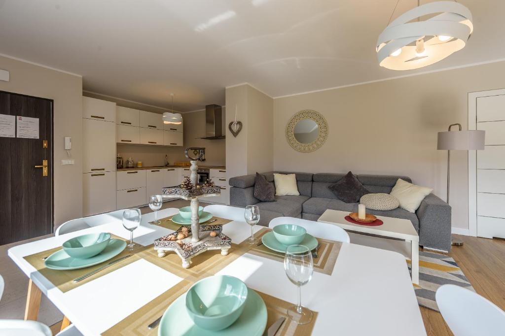 salon z kanapą i stołem w obiekcie Apartament Widokowy - 5D Apartamenty w Świeradowie Zdroju