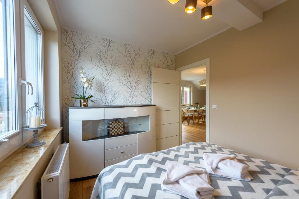 Łóżko lub łóżka w pokoju w obiekcie Apartament Widokowy - 5D Apartamenty