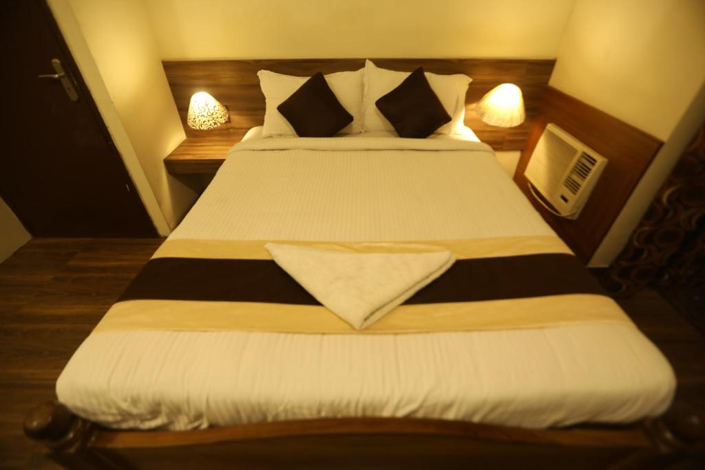 Postel nebo postele na pokoji v ubytování Nestlay Rooms Ambattur