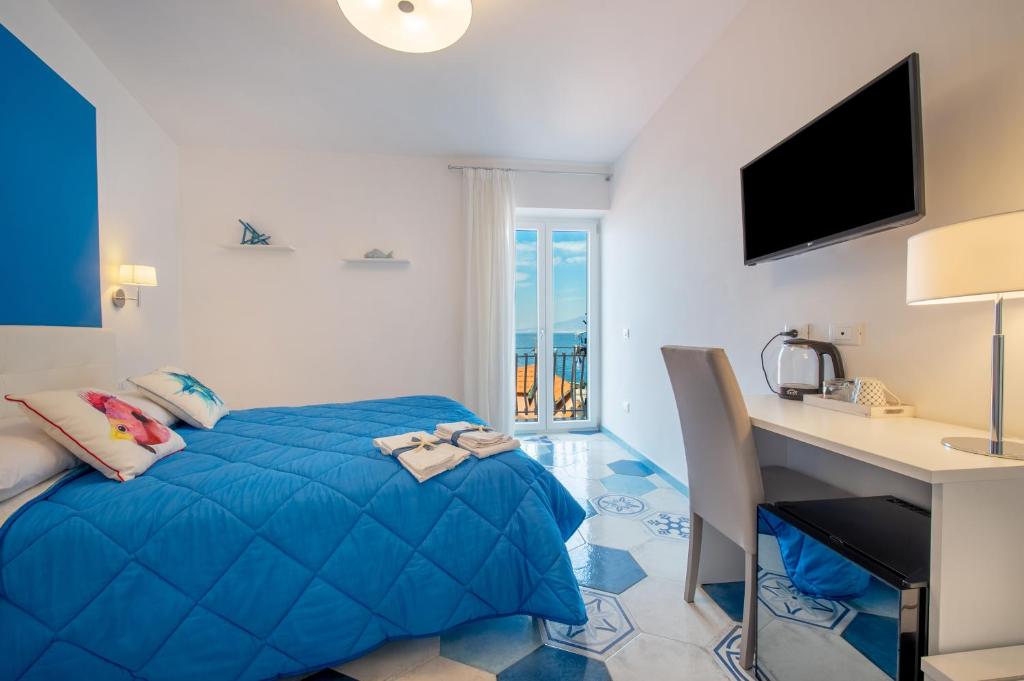 ソレントにあるCaruso sea viewのベッドルーム1室(ベッド1台、デスク、テレビ付)