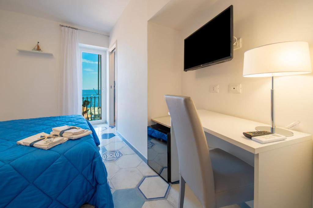 TV a/nebo společenská místnost v ubytování Caruso sea view