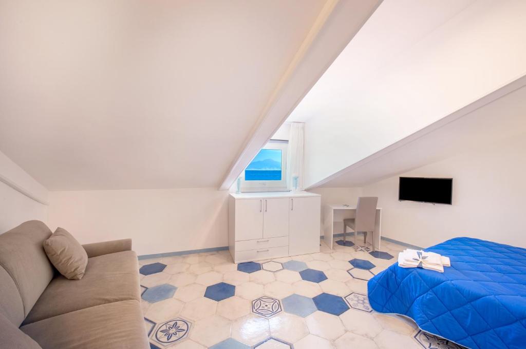 TV a/nebo společenská místnost v ubytování Caruso sea view