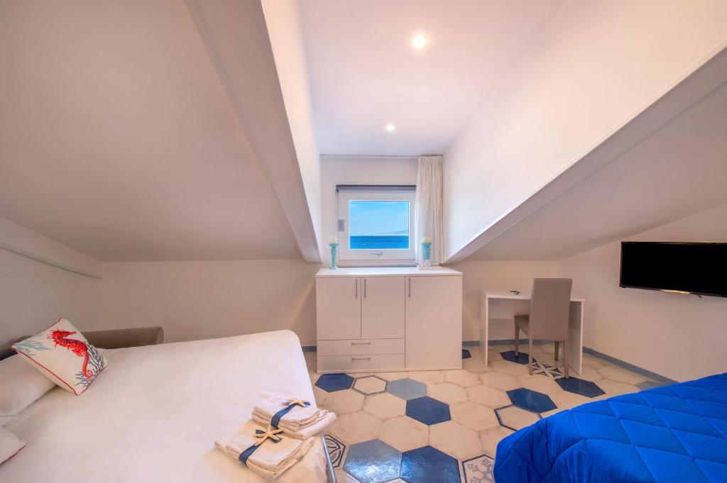 TV a/nebo společenská místnost v ubytování Caruso sea view
