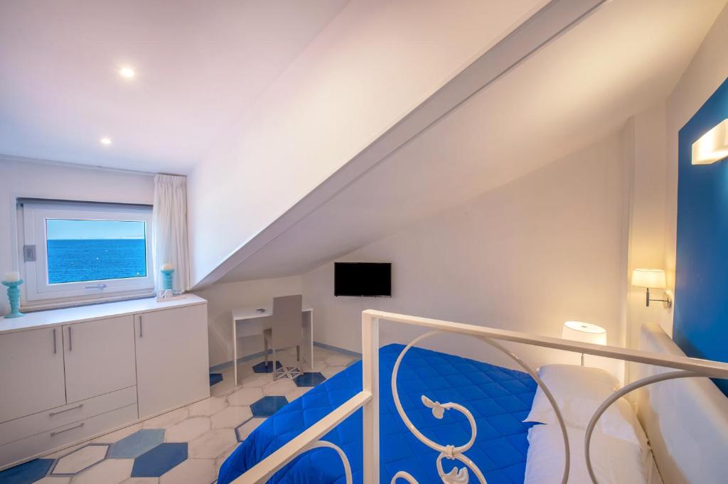 TV a/nebo společenská místnost v ubytování Caruso sea view
