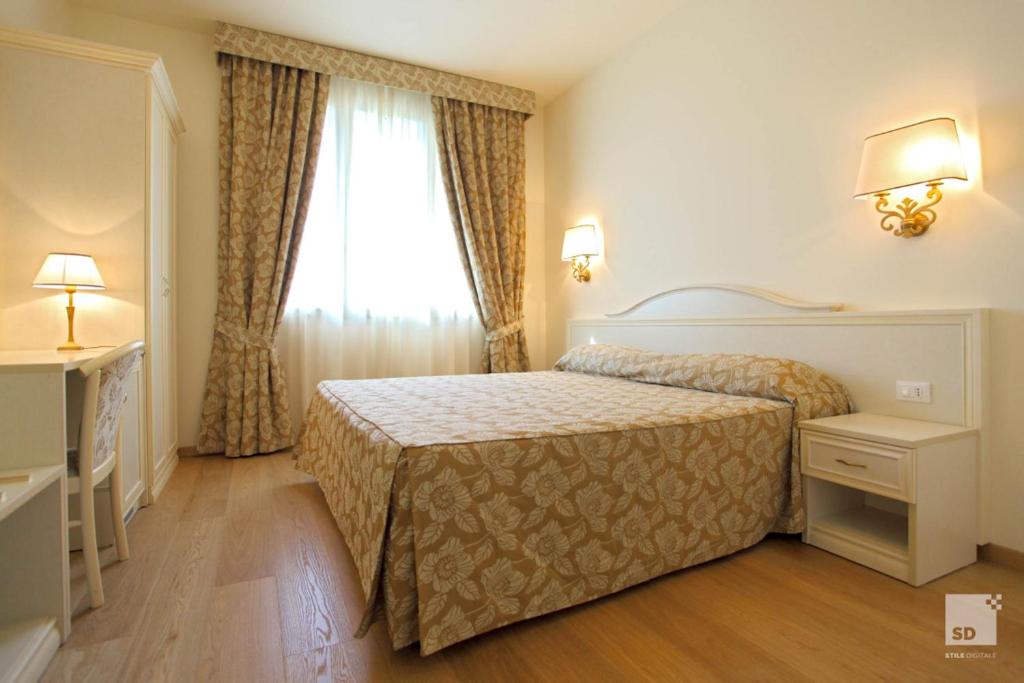 A bed or beds in a room at Locanda Dei Cinque Cerri