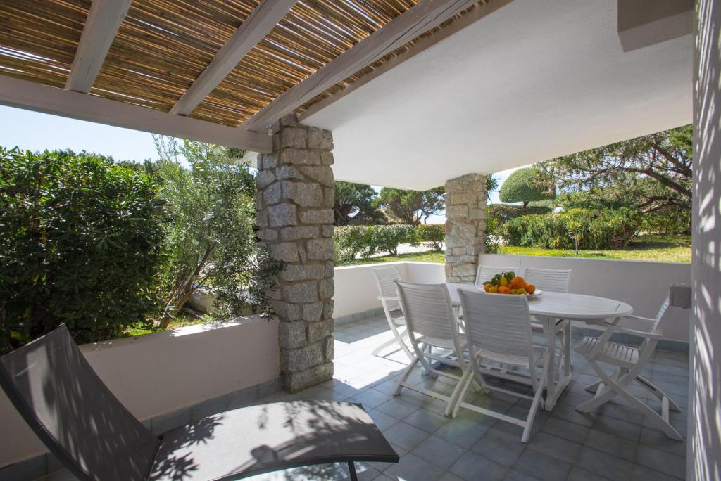 een patio met een tafel en stoelen bij Sul Mare Sardegna Villa Eunice in Villasimius