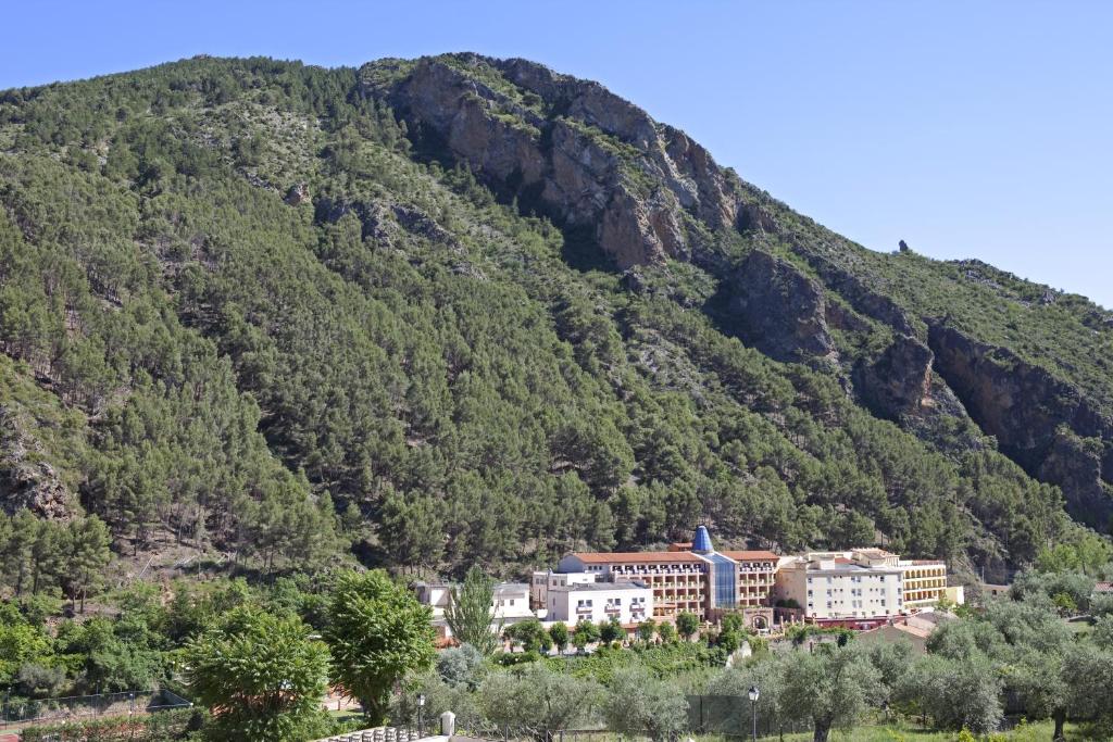 ein großes Gebäude vor einem Berg in der Unterkunft Hotel SPA TermaEuropa Balneario Arnedillo in Arnedillo