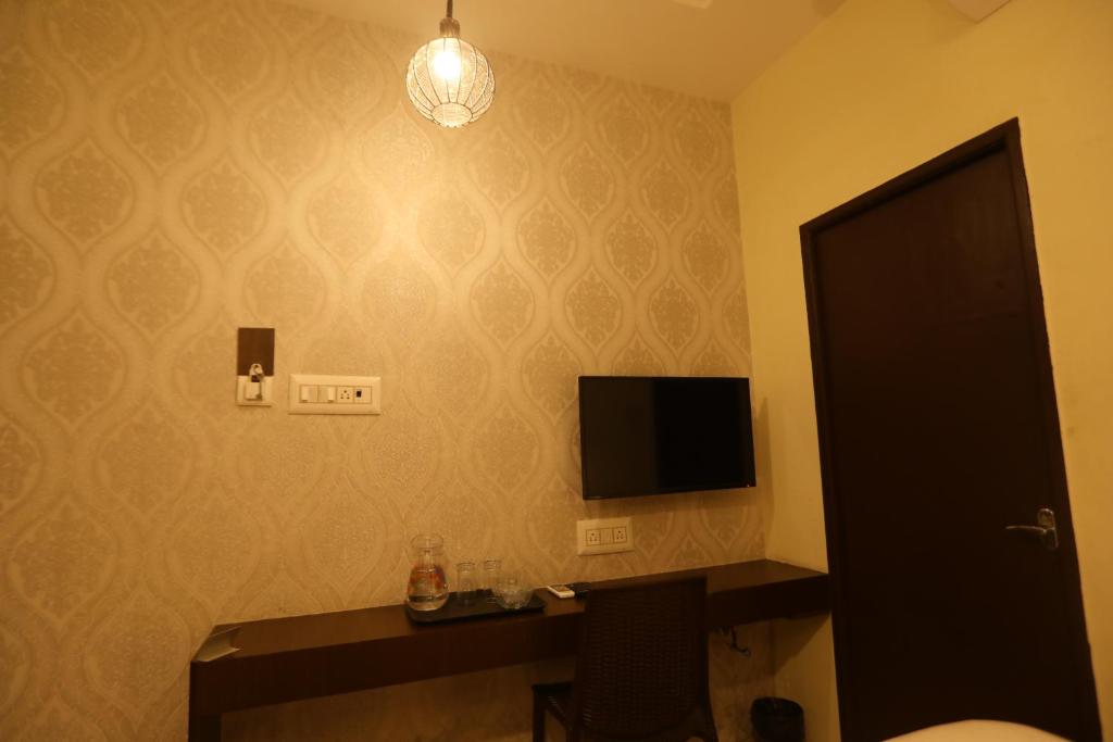 TV a/nebo společenská místnost v ubytování Nestlay Rooms Ambattur