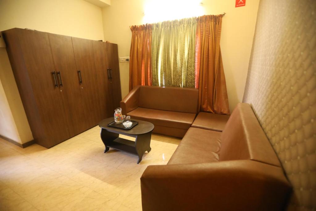 Posezení v ubytování Nestlay Rooms Ambattur
