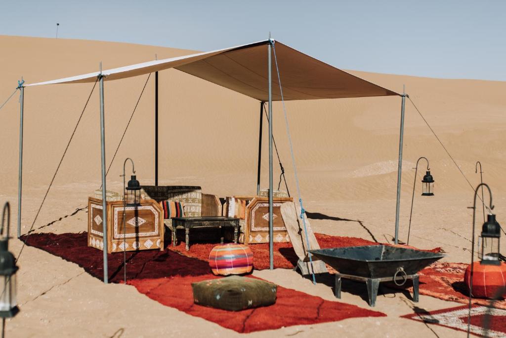 une tente au milieu du désert dans l'établissement Desert Luxury Camp Erg Chigaga, à El Gouera