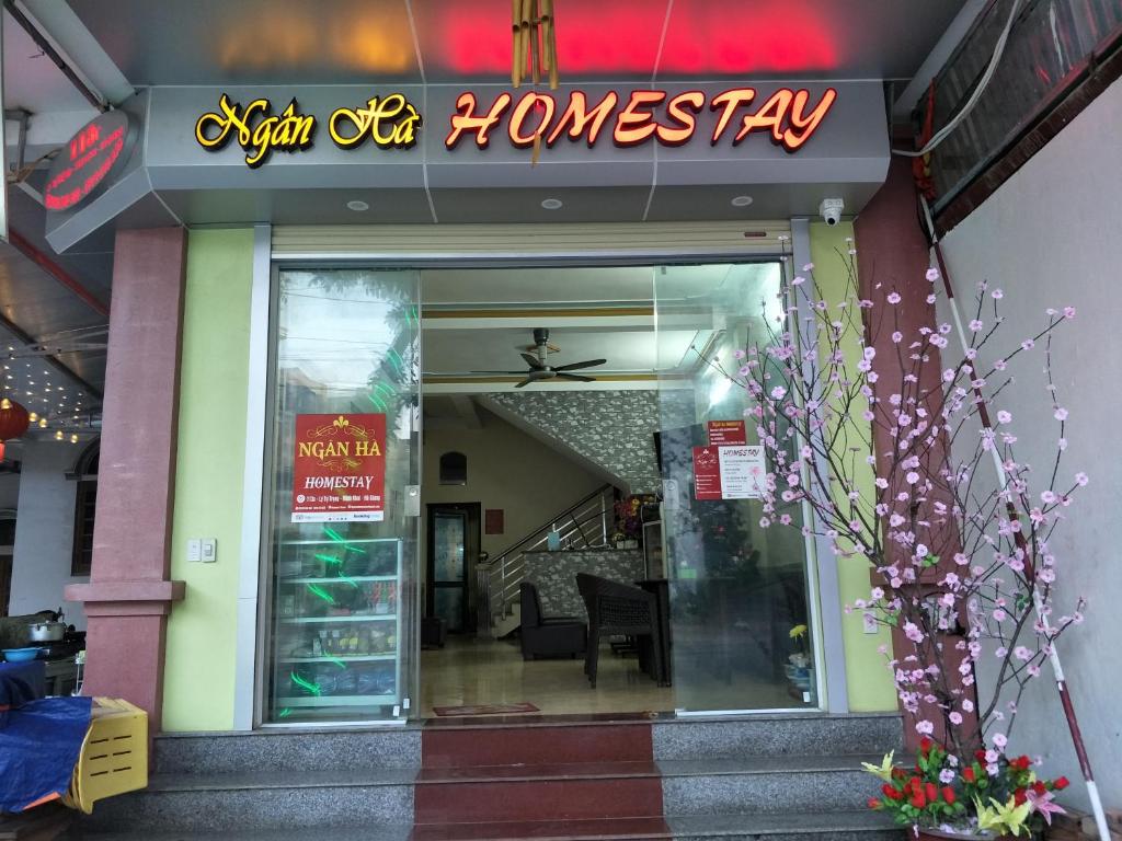 ein Restaurant mit einem Schild auf der Vorderseite in der Unterkunft Ngan Ha Homestay in Ha Giang
