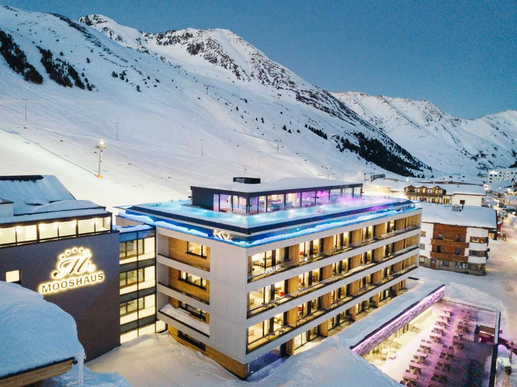 Nespecifikovaný výhled na hory nebo výhled na hory při pohledu z hotelu