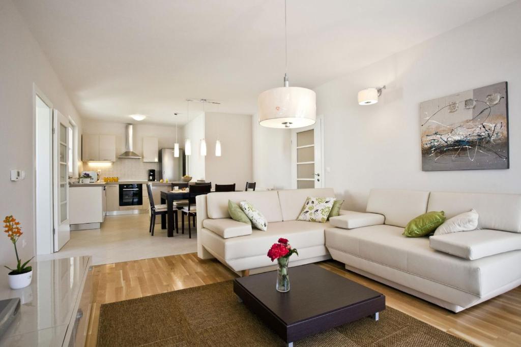 sala de estar con sofá blanco y mesa en Apartments Cvita, en Zadar