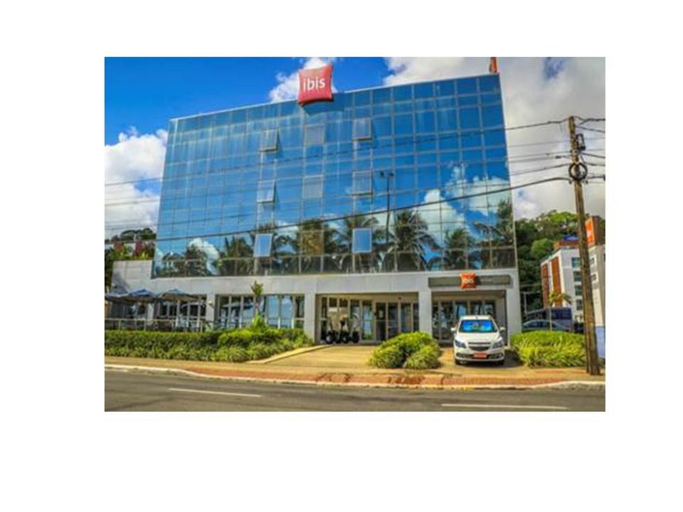 un coche está estacionado frente a un edificio en Ibis Joao Pessoa Praia, en João Pessoa