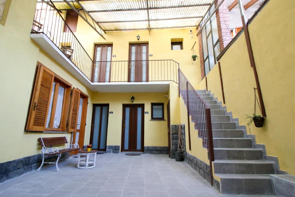 an empty courtyard of a house with a staircase at Là Drint Bed & Breakfast in San Benigno Canavese