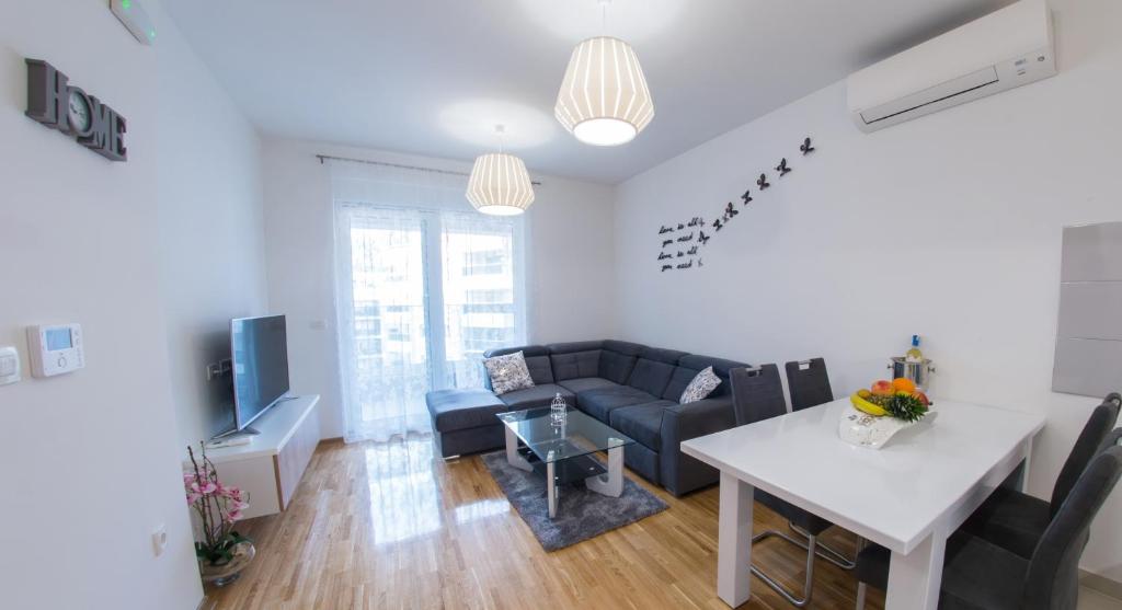 uma sala de estar com um sofá e uma mesa em Apartment Oasis em Mostar