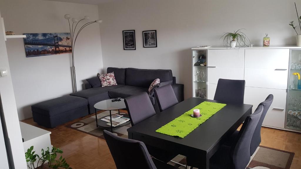 - un salon avec une table et un canapé dans l'établissement Apartment Dawn, à Velika Gorica