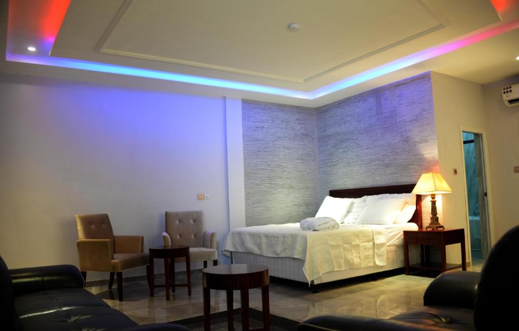 HOTEL AMBASSADORS ANNEXE - Suit