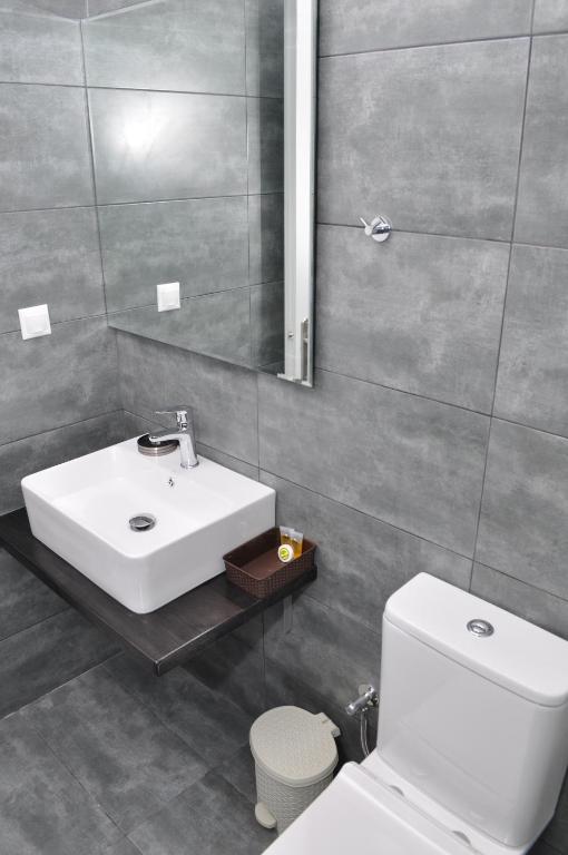 A bathroom at Polymnia Apartments Lassi