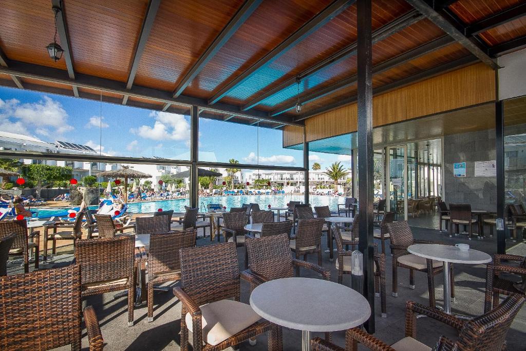 Bazén v ubytování Hotel Floresta nebo v jeho okolí