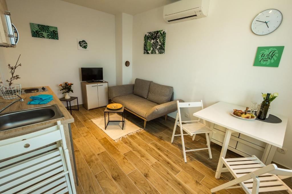 Televízia a/alebo spoločenská miestnosť v ubytovaní 2Bfree Apartments