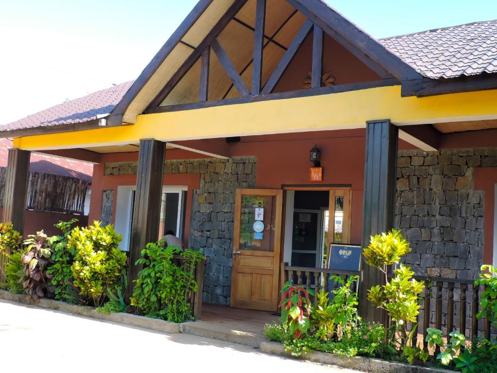 a building with a porch and a door at HOTEL H1 MANAKARA in Manakara