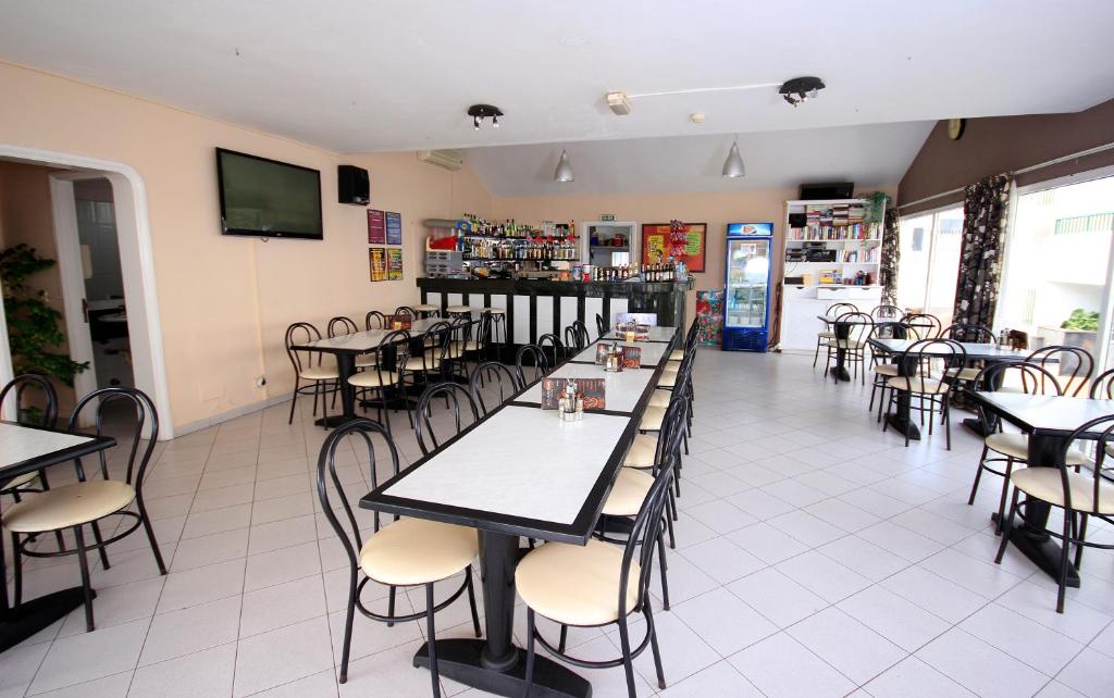 Reštaurácia alebo iné gastronomické zariadenie v ubytovaní Apartamentos Acuario Sol