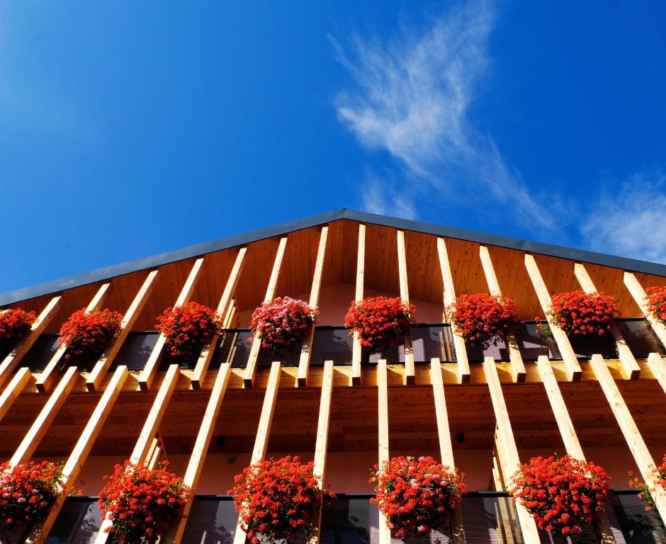 budynek z doniczkami na boku w obiekcie Active Hotel Rosat w mieście Predazzo