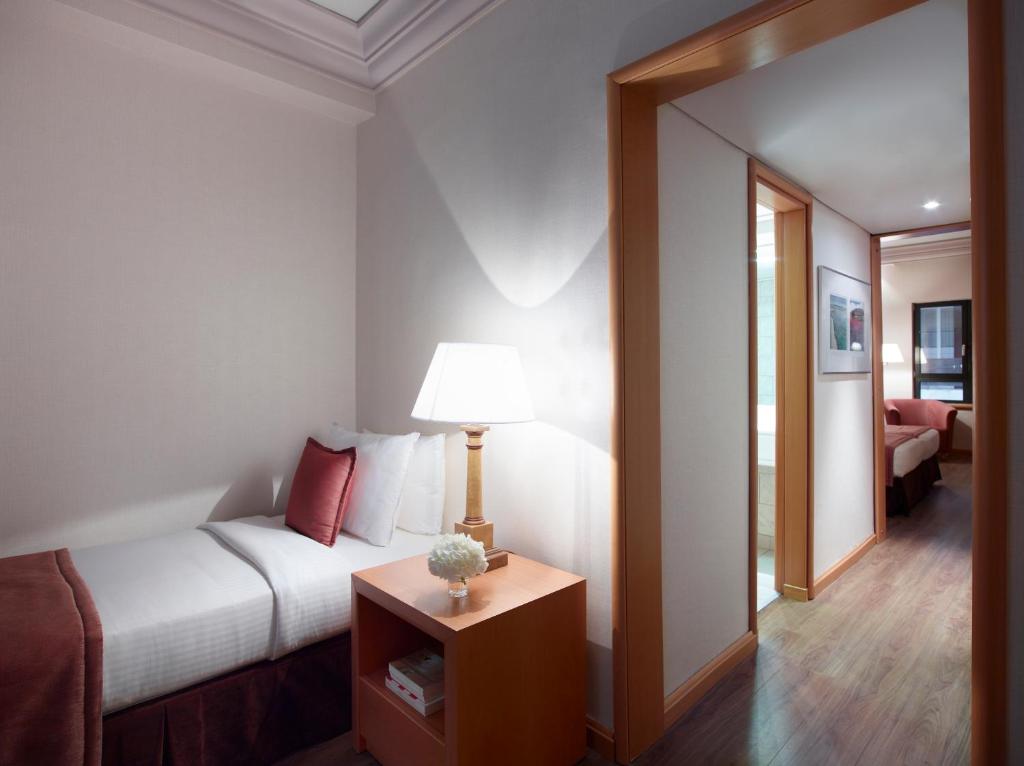 Postel nebo postele na pokoji v ubytování Athens Zafolia Hotel